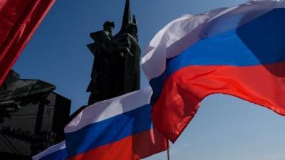 Видео: как праздновали День государственного флага РФ в Москве и Санкт-Петербурге