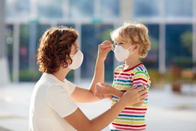 В ВОЗ объяснили, нужно ли детям носить защитные маски в условиях пандемии COVID-19
