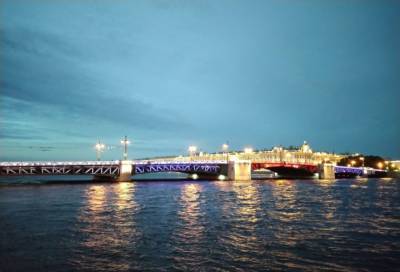 Дворцовый мост засиял цветами российского триколора в честь Дня Государственного флага