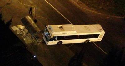 Автобус врезался в остановку в Санкт-Петербурге