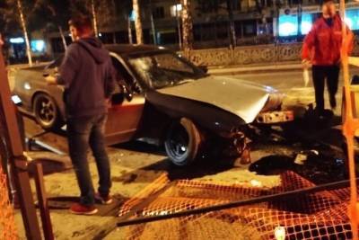 Не внимательный водитель в центре Новосибирска въехал в бетонные блоки