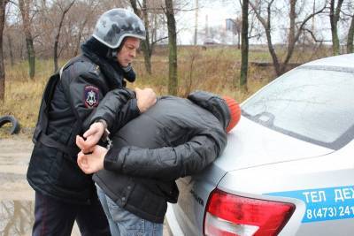 В Воронеже прохожий избил битой выпивающего в компании мужчину