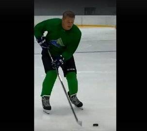 Радий Хабиров показал, как ведёт себя на льду в хоккейной экипировке