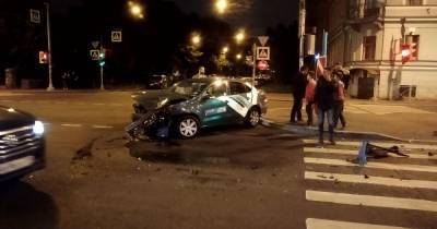 Водитель каршеринга сбежал после столкновения с такси в Петербурге