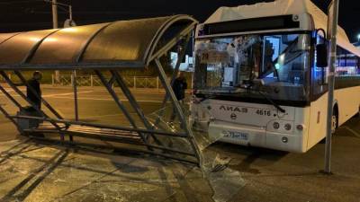 В Выборгском районе пассажирский автобус протаранил остановку