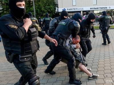 Задержанных в Беларуси митингующих ставили на колени и избивали. Видео