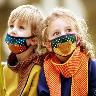 В связи с пандемией коронавируса защитные маски следует носить подросткам с 12 лет
