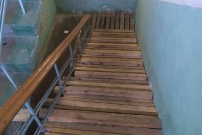 В центре Ярославля рухнула лестница в подъезде дома