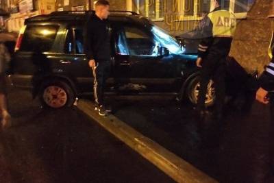 Honda CRV ночью влетела в здание на Ленина в Чите — двое пострадали