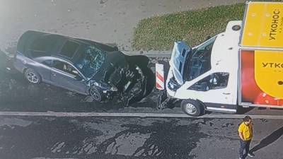 В лобовом столкновении Mitsubishi с фургоном погиб человек.