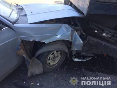 На Харьковщине легковушка влетела в грузовик: в ДТП пострадали 7 человек, среди них 5 детей