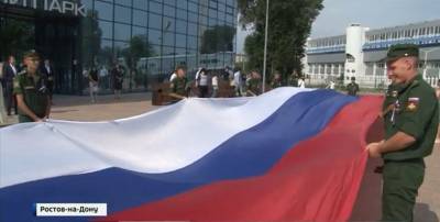 Праздничный флешмоб: в Ростове на Шолохова развернули 35-метровый триколор