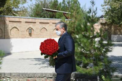 Шавкат Мирзиёев посетил могилу Карима Камалова