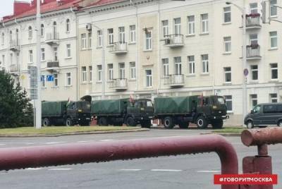 В центр Минска перед акцией оппозиции стянули военные грузовики