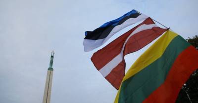 В Риге в "цепь солидарности" в поддержку народа Беларуси встали почти 400 человек