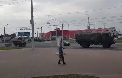 В Минск стягиваются колонны военной техники