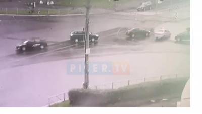 В Выборгском районе красная иномарка протаранила машину полиции
