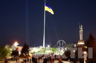 В Киеве подняли гигантский флаг Украины (ВИДЕО)