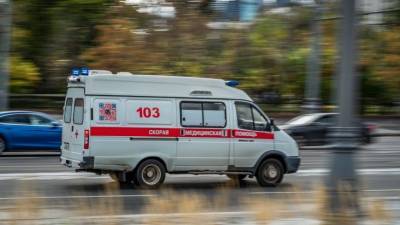 Три человека пострадали в ДТП с машиной полиции в Петербурге — видео