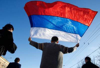 Житель Петербурга объяснит в суде, зачем он выкинул государственный флаг в урну