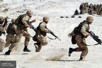 Солдаты международной коалиции во главе с США покидают базу в Ираке