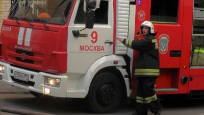 Техника и бытовки сгорели на стройке в Москве, пострадали два человека