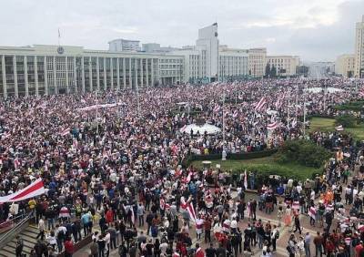 Десятки тысяч сторонников оппозиции собирались в центре Минска