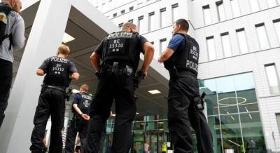 Полиция Берлина круглосуточно охраняет клинику, где лечат Навального