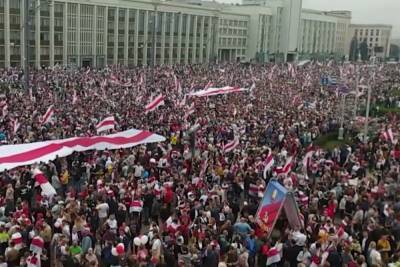Протестующие заняли всю Площадь Независимости в Минске