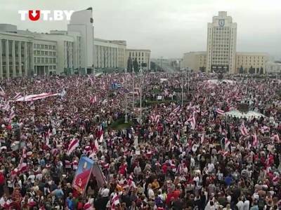 В Минске уже собрались более 100 тысяч протестующих. Военные охраняют памятники
