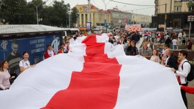 На "Марше новой Беларуси" в Минске, Могилеве и Пинске тысячи людей скандируют: "Трибунал!", "Лукашенко - в автозак!"