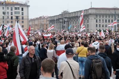 Тысячи противников Лукашенко собрались на площади Независимости и их число увеличивается