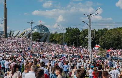 В центре Минска на митинге оппозиции собрались десятки тысяч людей