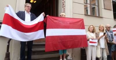 ФОТО: В Риге в "цепь солидарности" в поддержку народа Беларуси встали почти 400 человек