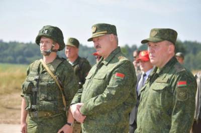 Лукашенко в военной форме привел войска в полную боевую готовность