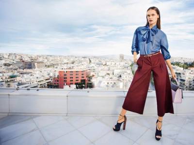 На смену джинсам: Названы 5 самых модных брюк 2020 года