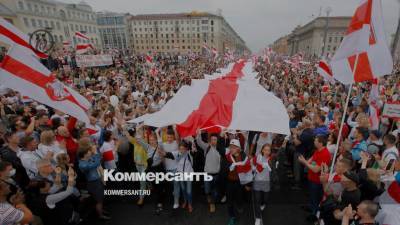 Протестующие устроили многотысячный марш в центре Минска