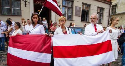 Латвия и Беларусь: в центре Риги сотни людей выстроились в "Балтийский путь"