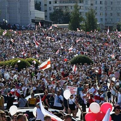 Десятки тысяч человек собрались на площади Независимости в центре Минска на митинг оппозиции