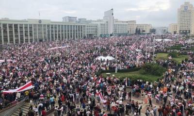 Десятки тысяч протестующих собрались в Минске на митинг оппозиции
