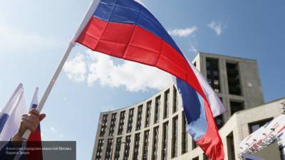 Выбросивший в урну флаг РФ петербуржец стал фигурантом уголовного дела