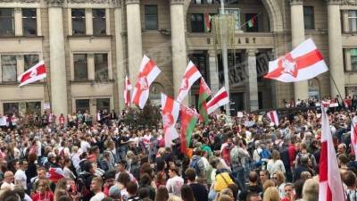 Более 100 тысяч протестующих собрались на площади Независимости в центре Минска