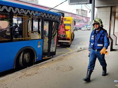 Пассажирский автобус и самосвал столкнулись в Москве: есть пострадавшие