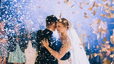 На Кипре запретили целоваться на свадьбах