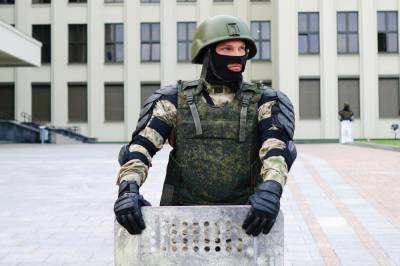 Военные грузовики стянули в центр Минска
