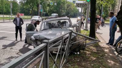 Водитель "Волги" протаранил три автомобиля в Красном Селе
