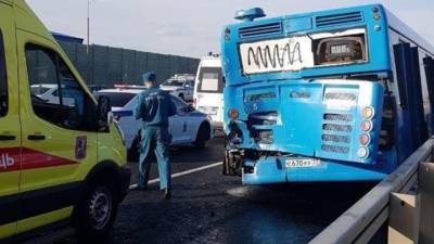 Десять человек пострадали в столкновении автобуса и самосвала в Москве