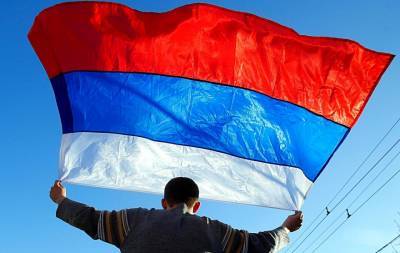 На петербуржца завели уголовное дело за выброшенный в урну флаг России