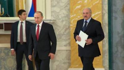 Под конец Лукашенко может подписать все, что потребует от него Путин, - Фейгин