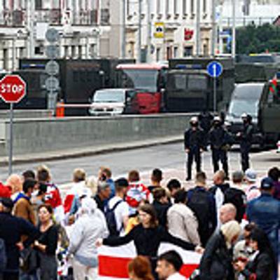 Протестующих в Минске оттеснили с проезжей части на проспекте Независимости